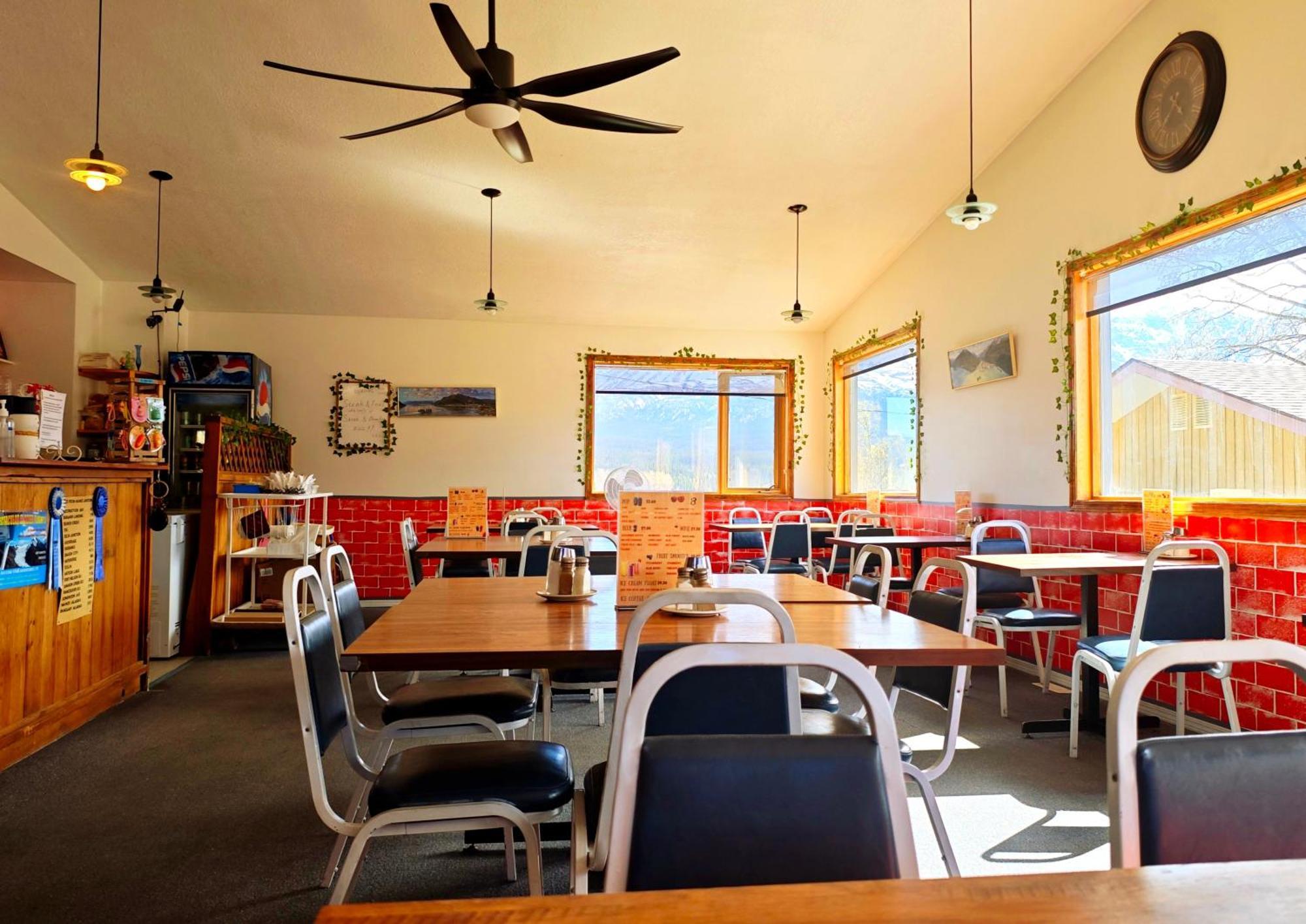Cozy Corner Motel & Restaurant Хейнс Джънкшън Екстериор снимка