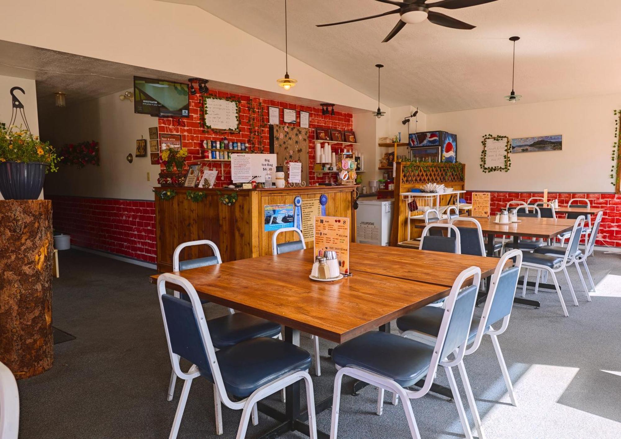 Cozy Corner Motel & Restaurant Хейнс Джънкшън Екстериор снимка